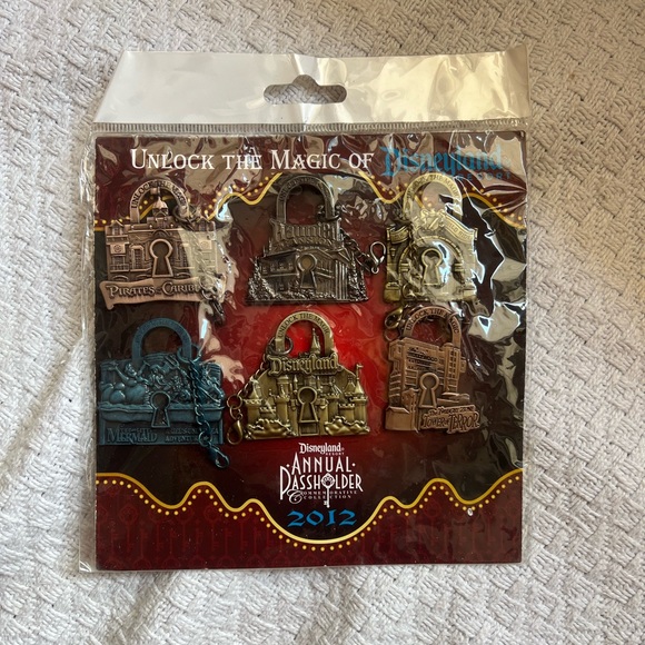 Unlock the Magic of Disneyland Lost Keys Pin Set - Disney Pin Trading - Picture 1 of 4